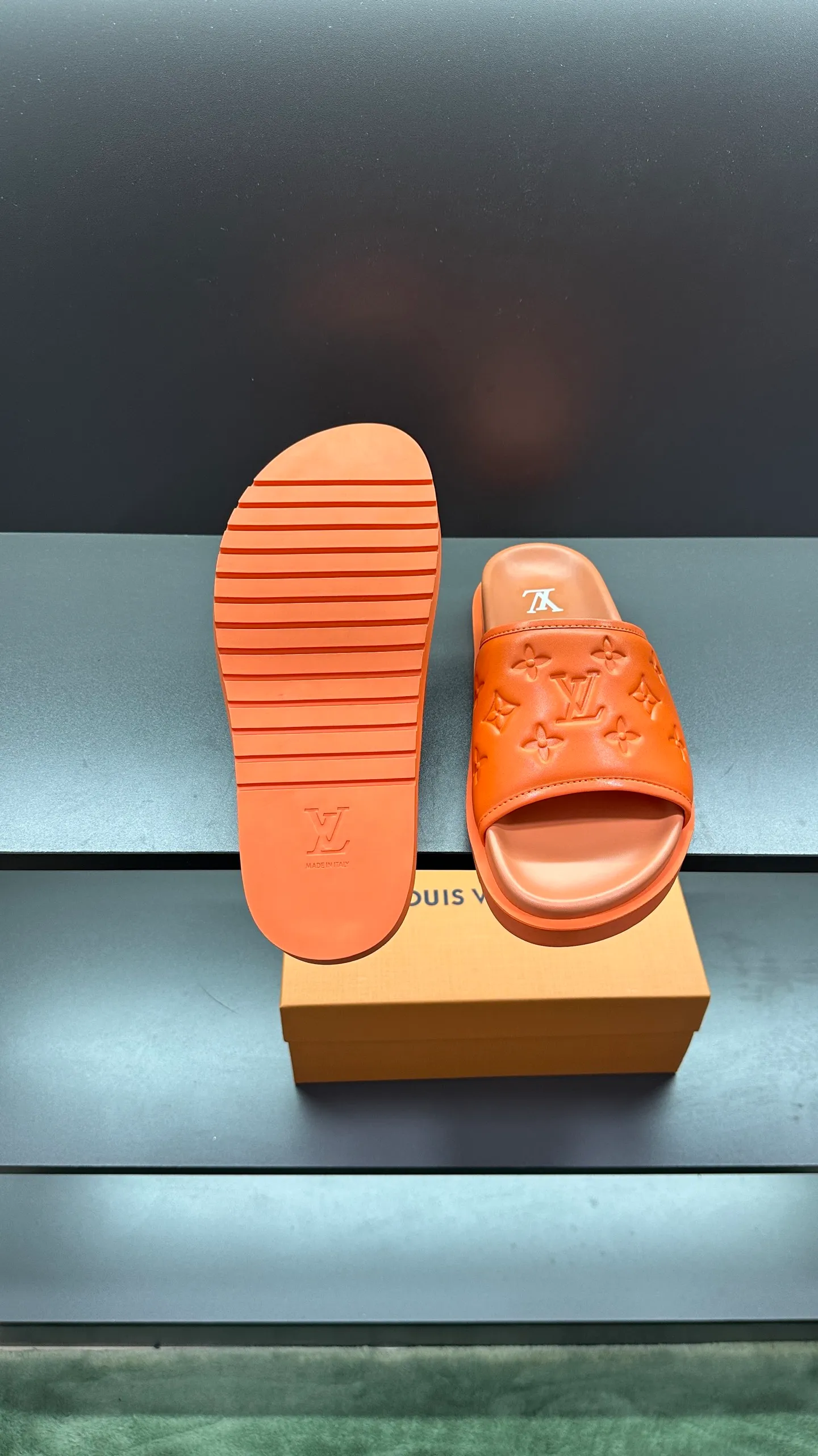 [L Home] P: 300💰Size: 38-45 Top purchasing lv men's summer slippers, classic presbyopia with soft real leather lining, unique color splicing effect, distinctive personality, fashionable and trendy essential style, light and comfortable. Lightweight and tough rubber insole, micro ridged foam outsole, super comfortable!